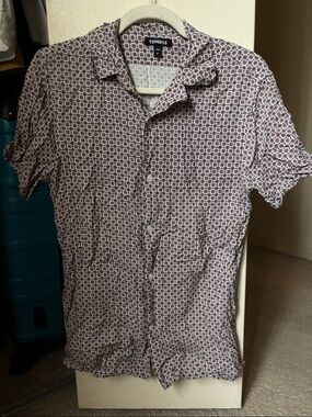 Express Men’s Short-Sleeve Button-Down Shirt — Maroon Geometric Print